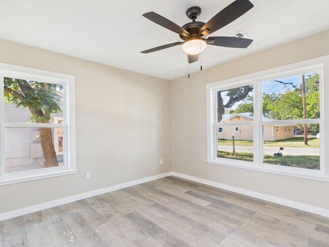 Building Photo - Harper TX Rental