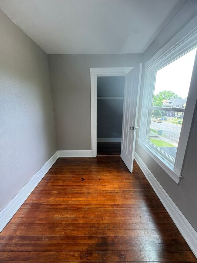 Building Photo - Charming Three Bedroom Townhouse!