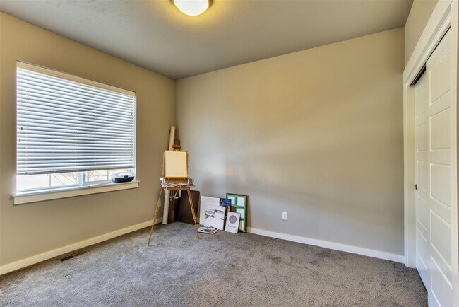 Building Photo - Beautiful 3 bed, 2 bath home in SpurWing Greens Subdivision!