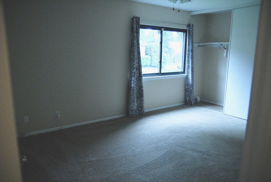 Building Photo - 2438 Glengyle Dr