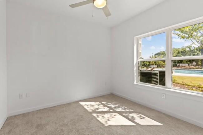 Building Photo - Newer 1 bedroom condo in The Ontario in Na...