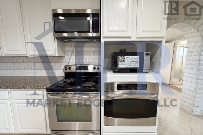 Building Photo - 4Bed/3Bath House at Broadway/Mill Ave! $199 MOVE-IN SPECIAL! Ready for Immediate Move-In! -- RV GATE