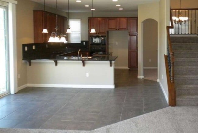 Building Photo - Upscale Home Close to Golf Coarse