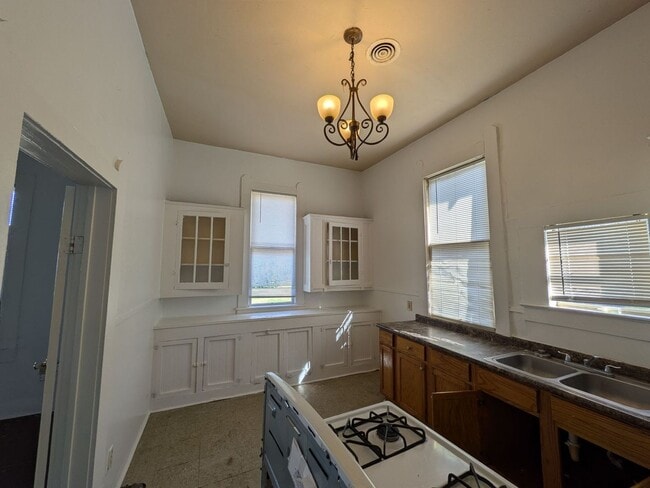 Building Photo - 1385 Long Ave