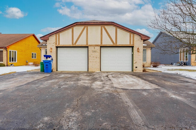 Building Photo - 7203 S 86th Ave