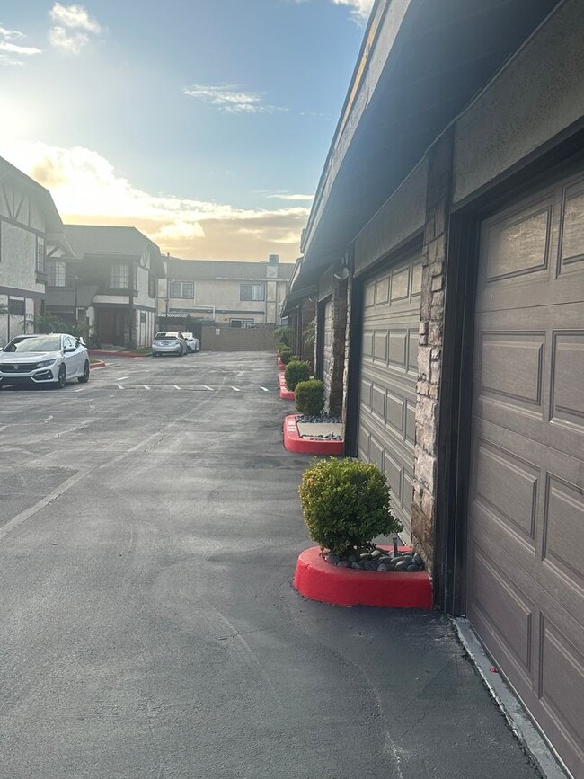 Building Photo - 14430 Pickwick Ln