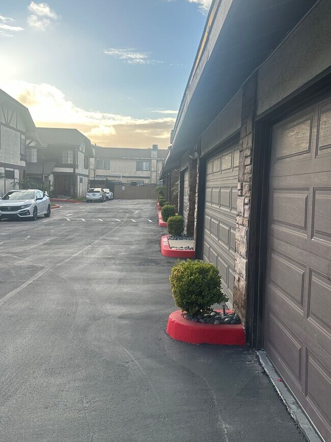 Building Photo - Charming 3-Bed/2.5-Bath Townhome with 2-Car Garage in Garden Grove