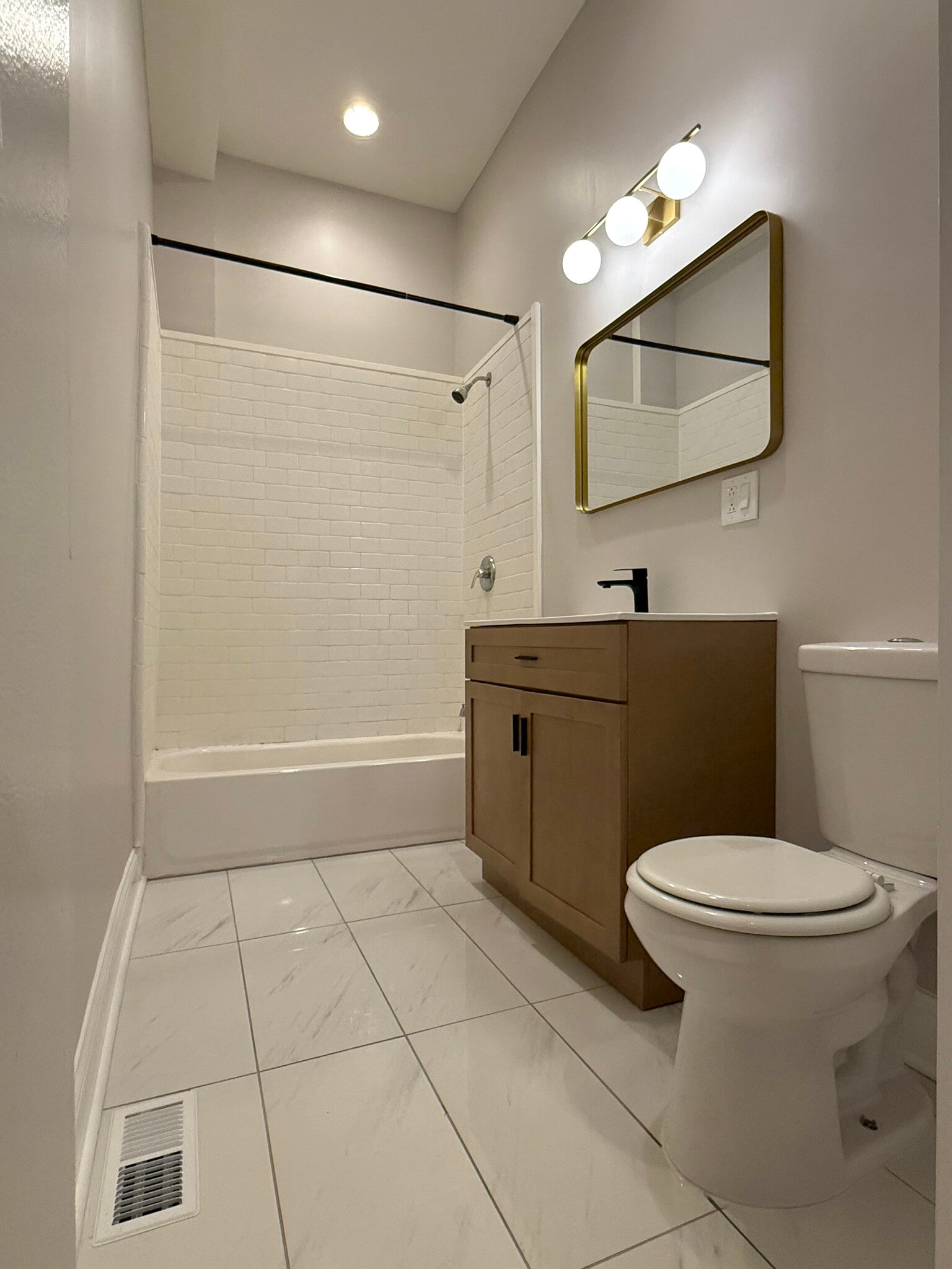 Building Photo - 2121 N California Ave