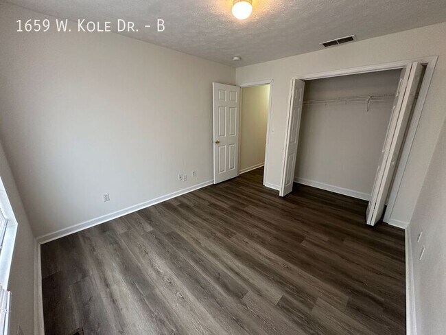 Building Photo - 1659 W Kole Dr