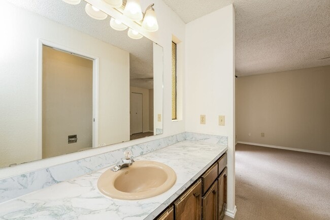 Building Photo - Charming 4 bed, 2.5 bath Lynnwood Home, $3...