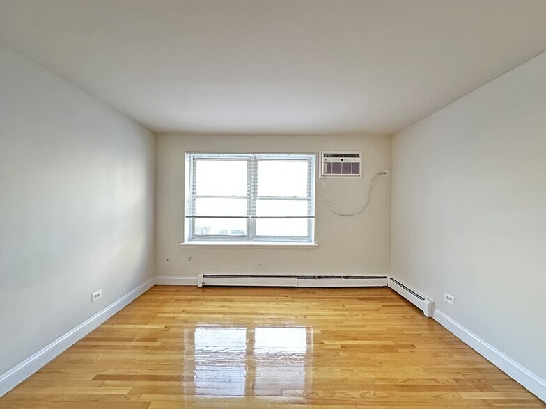 Building Photo - 6830 N Sheridan Rd