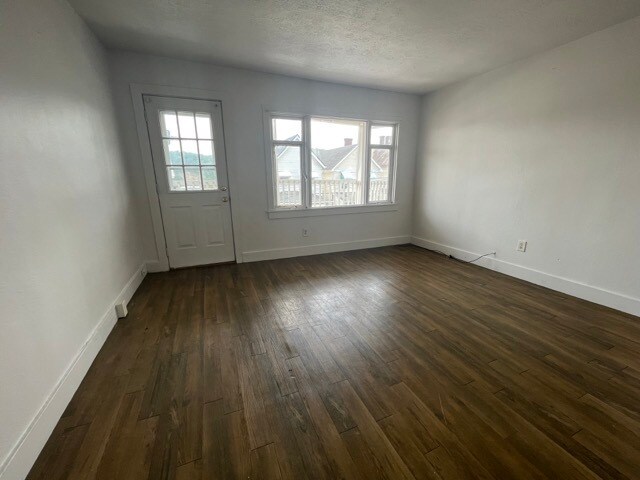 Building Photo - 133 Thompson Ave