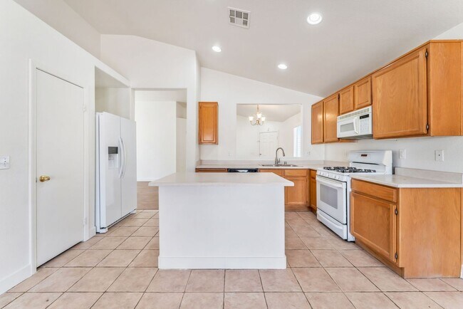 Building Photo - Charming Single-Story Living with Spacious Comfort!