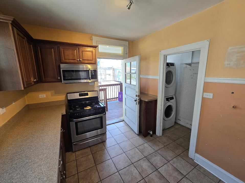 Kitchen with In unit Washer/Dryer - 6621 N Campbell Ave