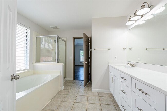 Building Photo - 605 Arrowood Pl