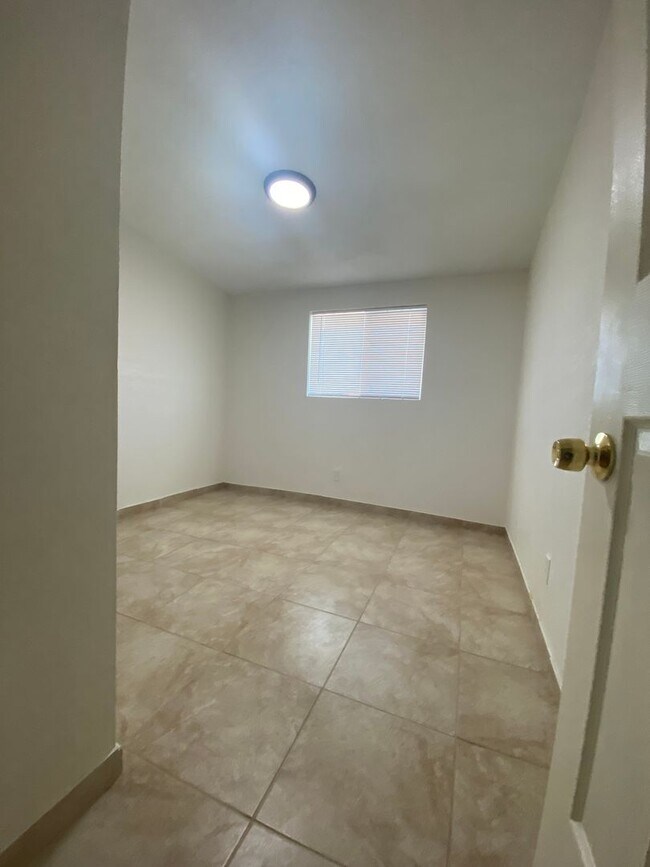 Building Photo - 3 bed  1 bth Available now.. Apply today!
