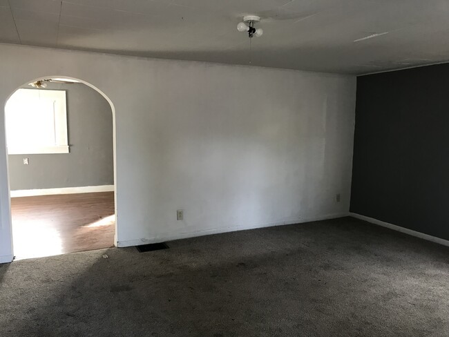 Building Photo - 321 Hege Ave