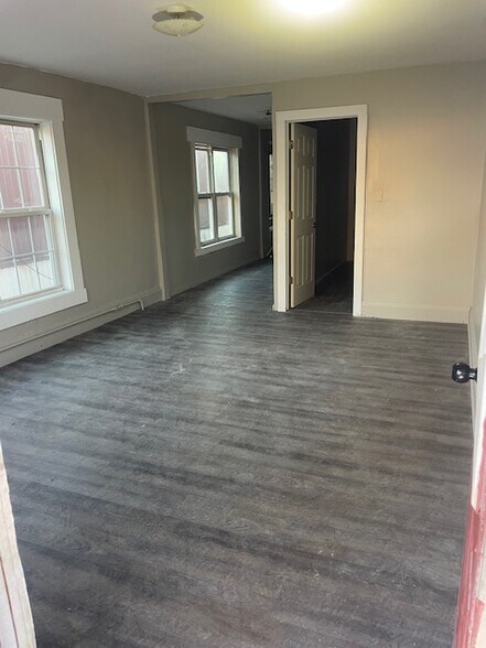 Building Photo - 108 Miller St