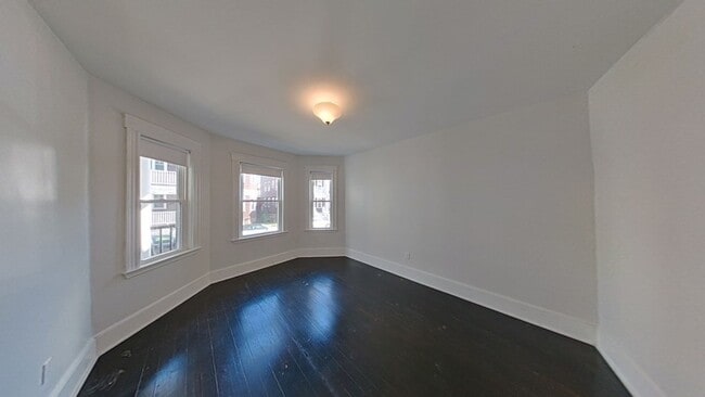 Building Photo - 10 Bayside St