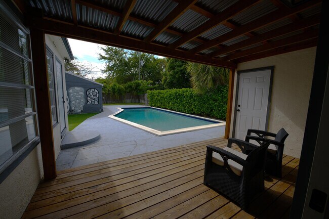 Building Photo - 717 N E St