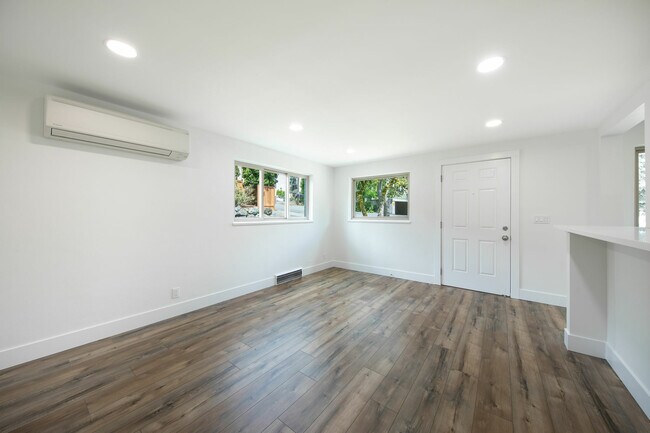 Building Photo - 2527 NE 110th St