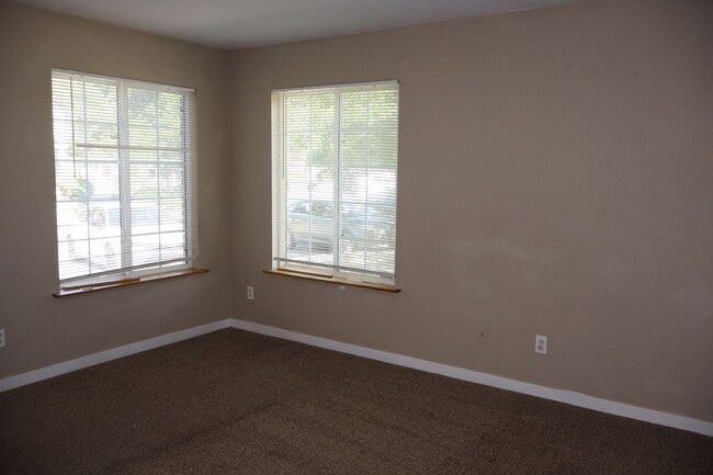 Building Photo - Convenient & Comfortable Condo Living Near...