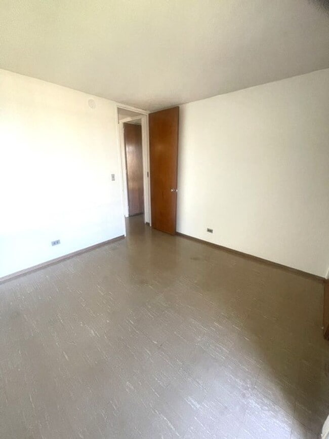 Building Photo - Queen Emma Gardens- King Tower Apt. # 1547