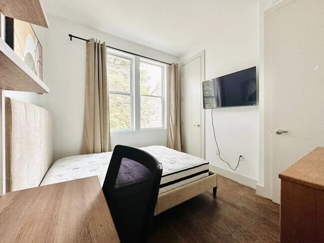 Building Photo - Furnished room/NOT APARTMENT