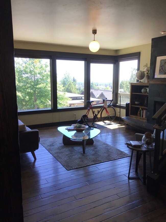 Building Photo - Gorgeous 4 Bedroom Home on Awbrey Butte!