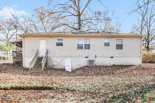 Building Photo - This 3 bedroom / 1 full bath and 1,284 sq feet House will Blow Your Mind!