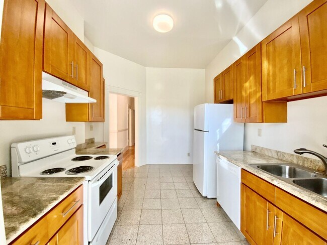 Building Photo - Full Floor Flat. PARKING! IN-UNIT LAUNDRY!...