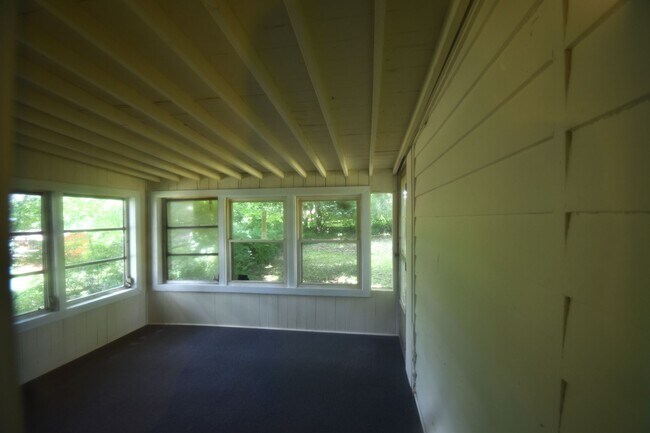 Building Photo - Large 2 Bedroom Home For Rent Near Madison Street!