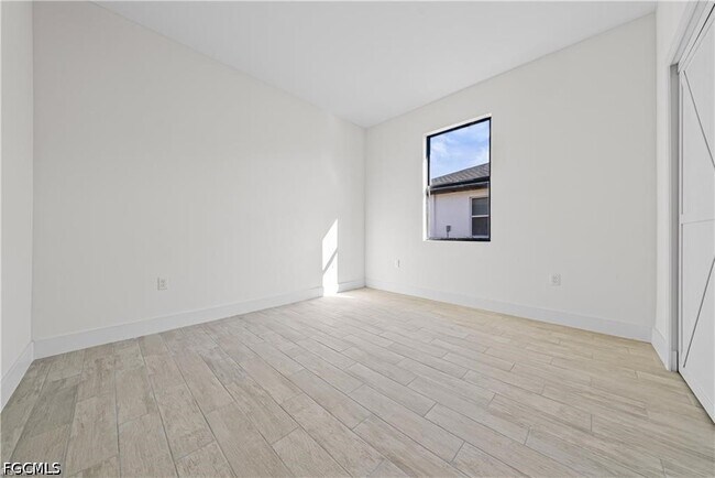 Building Photo - 2222 Kenneth Ave S