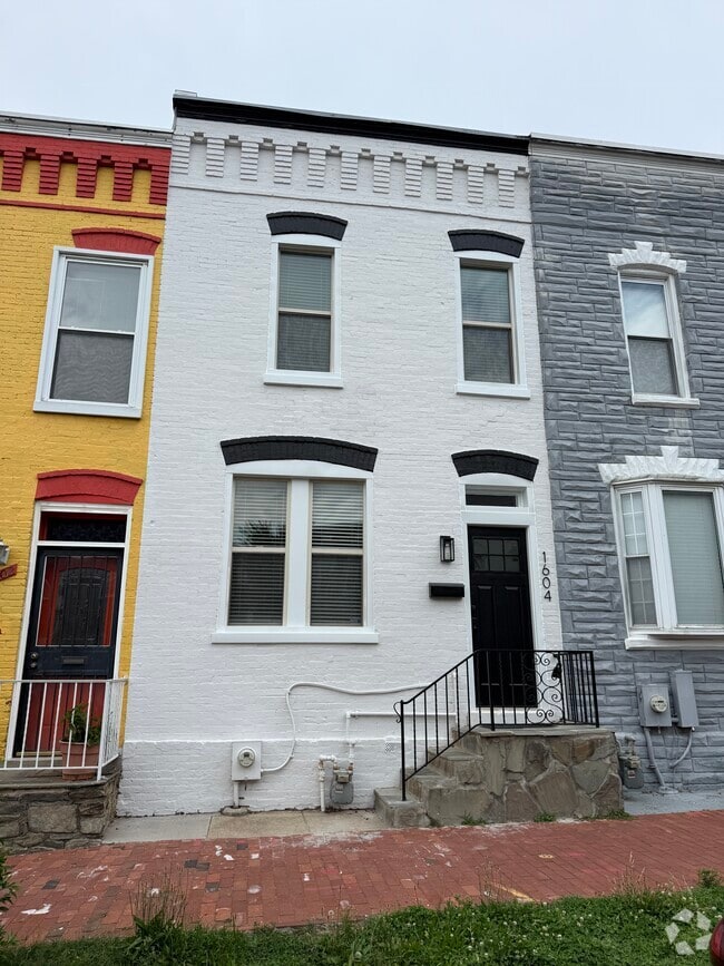 Building Photo - 1604 Levis St NE