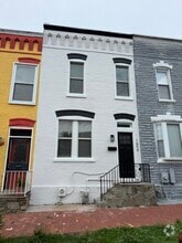 Building Photo - 1604 Levis St NE