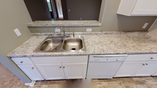 Building Photo - Lower Level Rear View 3 Bed 2 Bath in a Ga...