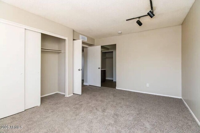 Building Photo - 6627 S 44th St