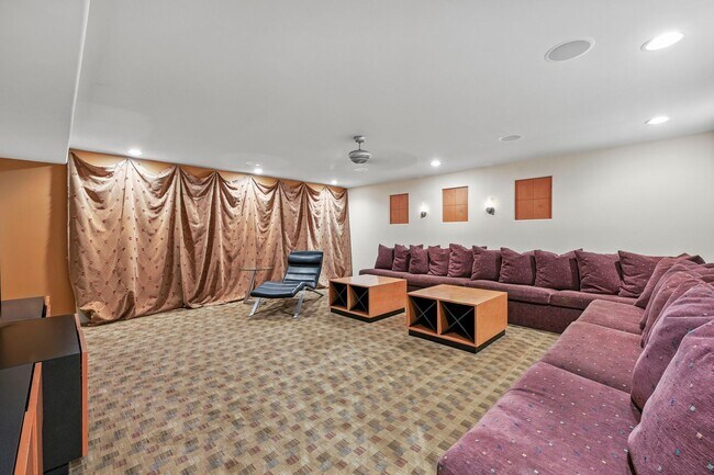 Building Photo - 2700 Barnson Pl