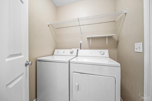 Building Photo - 5899 Gillum Rd