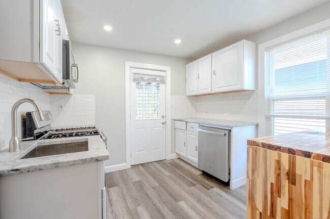 Building Photo - 37 Quintard Ave