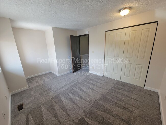 Building Photo - 140 Van Giesen St