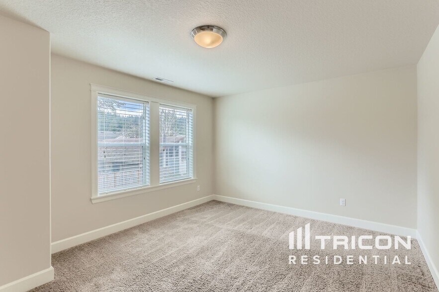Building Photo - 7722 SW Eaker Pl
