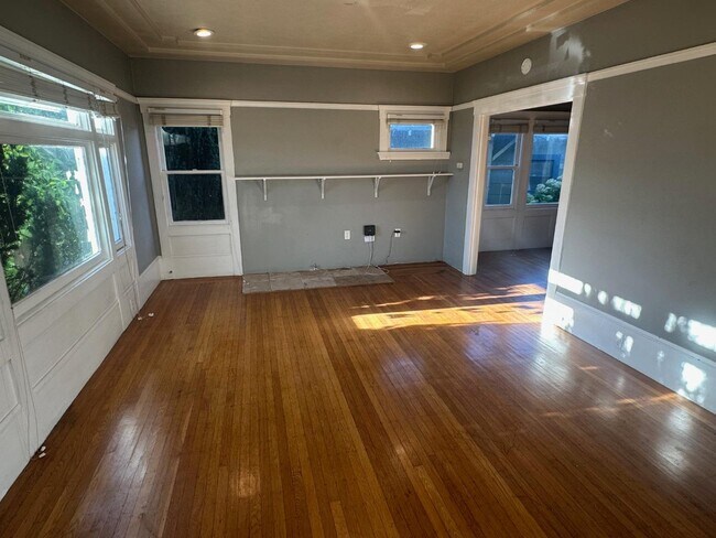 Building Photo - 5480 Vicente Way