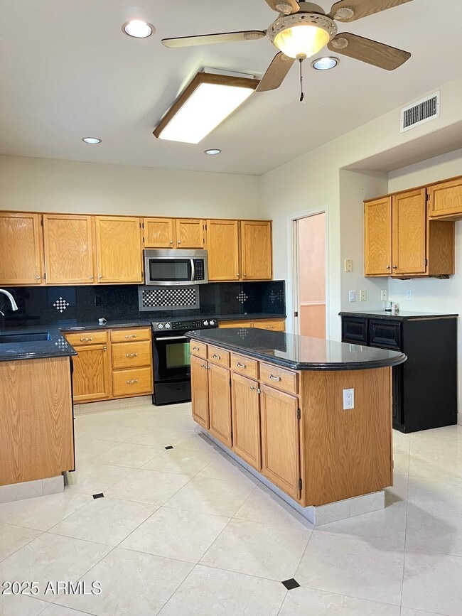 Building Photo - 5545 W Wethersfield Dr