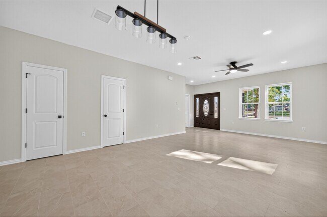 Building Photo - 10594 Rustling Oaks Dr