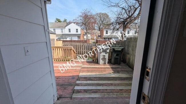 Building Photo - 9819 Town Ln