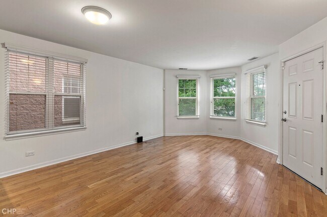 Building Photo - 645 W Elm St
