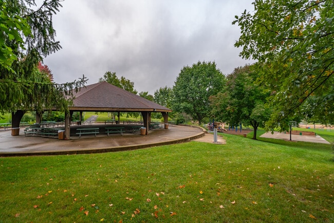 Building Photo - 211 Parkway Dr