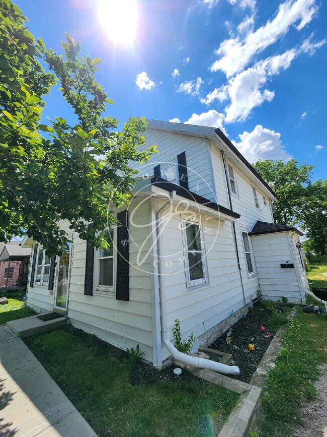 Building Photo - Updated West Toledo Upper unit! 2 Bedroom – Water Included!