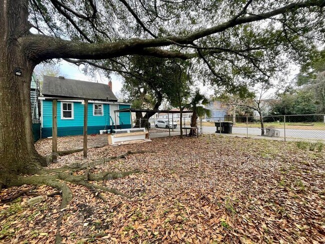 Building Photo - 2221 Harden St